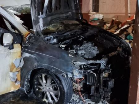 طواقم الاطفاء والانقاذ تخمد حريق في منزل بالمكر وسياره في يركا 
